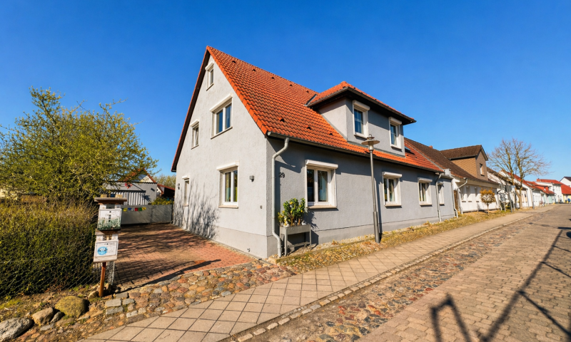 Zweifamilienhaus mit Ferienhaus und grünem Garten in Garz