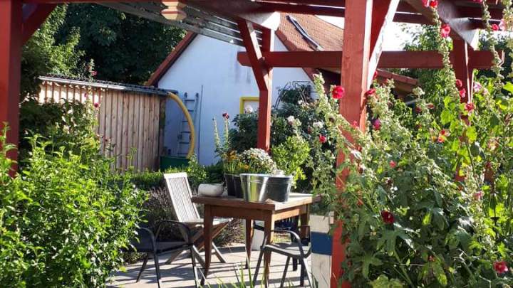 Zweifamilienhaus mit Ferienhaus und grünem Garten in Garz