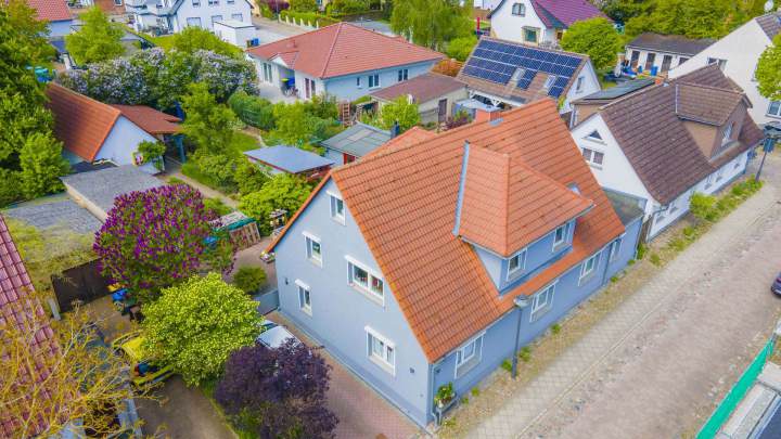Einfamilienhaus mit Ferienhaus und grünem Garten in Garz