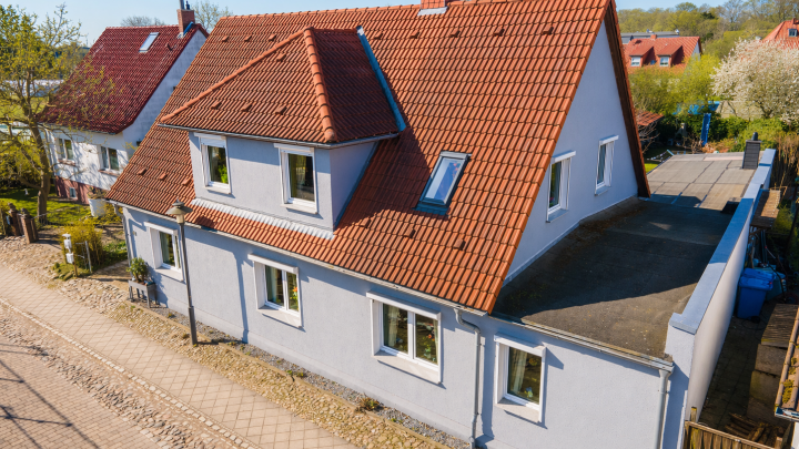 Zweifamilienhaus mit Ferienhaus und grünem Garten in Garz