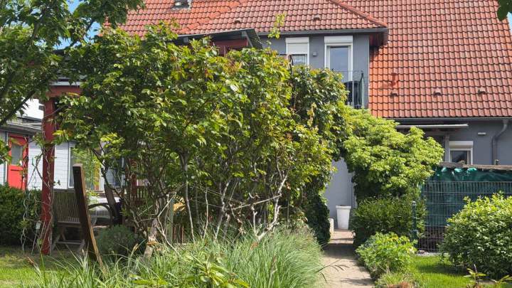 Einfamilienhaus mit Ferienhaus und grünem Garten in Garz