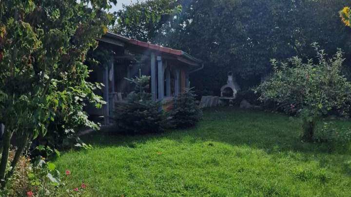 Zweifamilienhaus mit Ferienhaus und grünem Garten in Garz