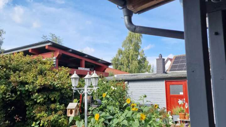 Zweifamilienhaus mit Ferienhaus und grünem Garten in Garz