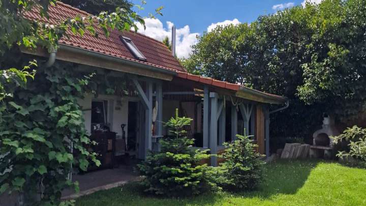 Zweifamilienhaus mit Ferienhaus und grünem Garten in Garz