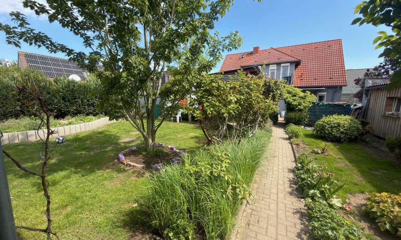 Einfamilienhaus mit Ferienhaus und grünem Garten in Garz