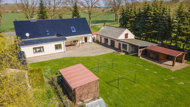 Idyllisches Landhaus in Alleinlage – mit eigenem Teich auf großem Grundstück (provisionsfrei)