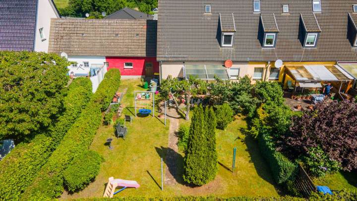 Solides Reihenendhaus mit neuer Heizung, Garage und Garten