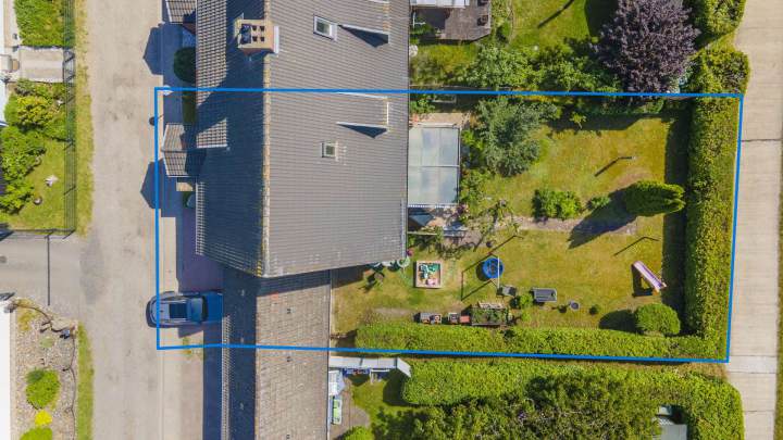 Solides Reihenendhaus mit neuer Heizung, Garage und Garten