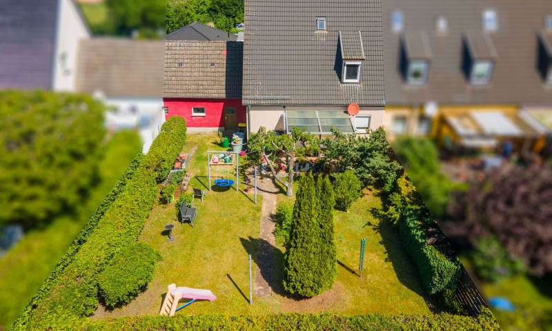 Solides Reihenendhaus mit neuer Heizung, Garage und Garten