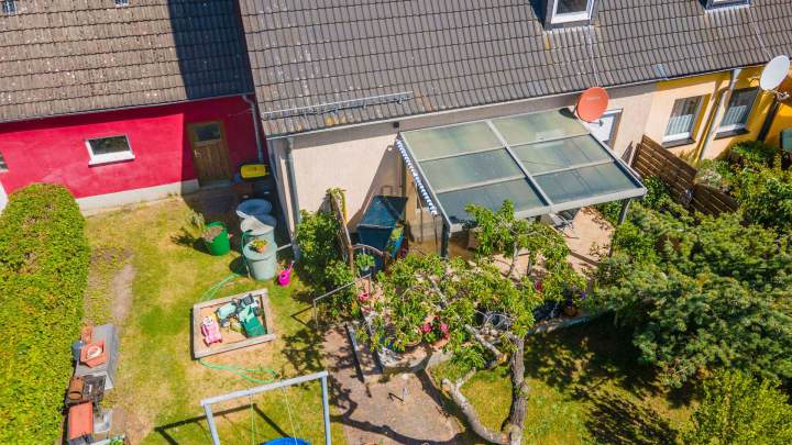 Solides Reihenendhaus mit neuer Heizung, Garage und Garten