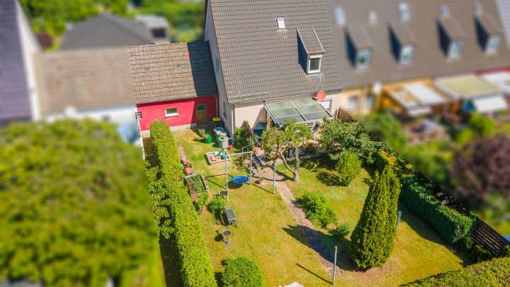 Solides Reihenendhaus mit neuer Heizung, Garage und Garten