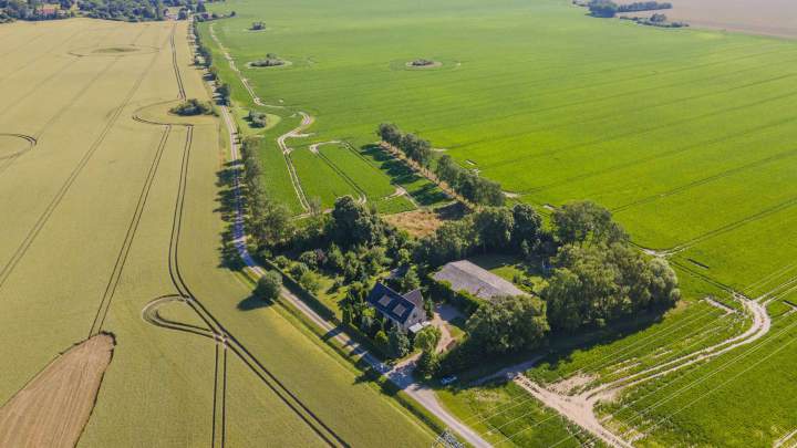Zweifamilienhaus mit großem Grundstück in Alleinlage