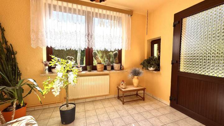 Zweifamilienhaus mit großem Grundstück in Alleinlage