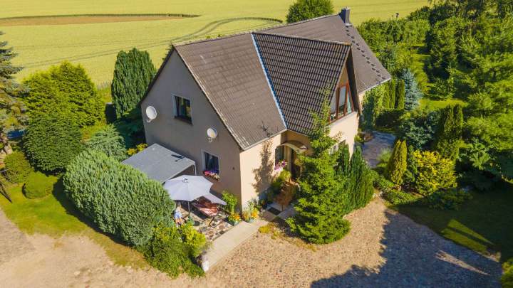 Zweifamilienhaus mit großem Grundstück in Alleinlage