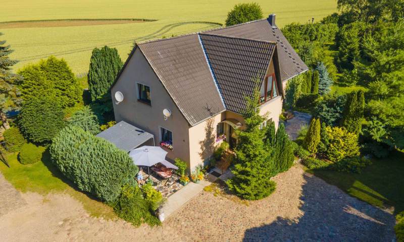Zweifamilienhaus mit großem Grundstück in Alleinlage
