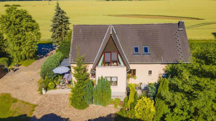 Zweifamilienhaus mit großem Grundstück in Alleinlage