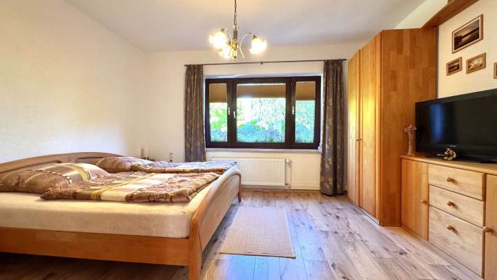 Zweifamilienhaus mit großem Grundstück in Alleinlage