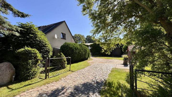Zweifamilienhaus mit großem Grundstück in Alleinlage