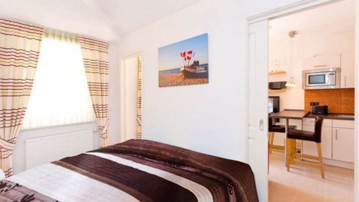 Attraktives Ferienappartement nur 100 m vom Sandstrand entfernt.