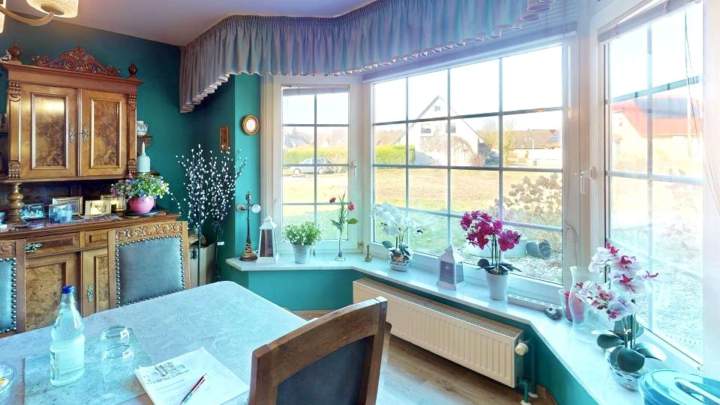 Schöner Winkelbungalow mit Wintergarten