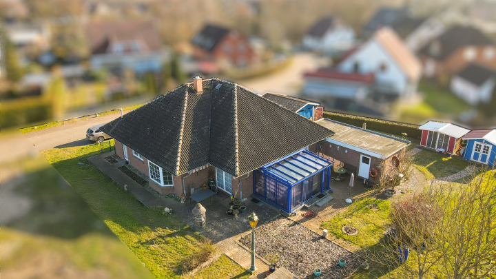 Schöner Winkelbungalow mit Wintergarten