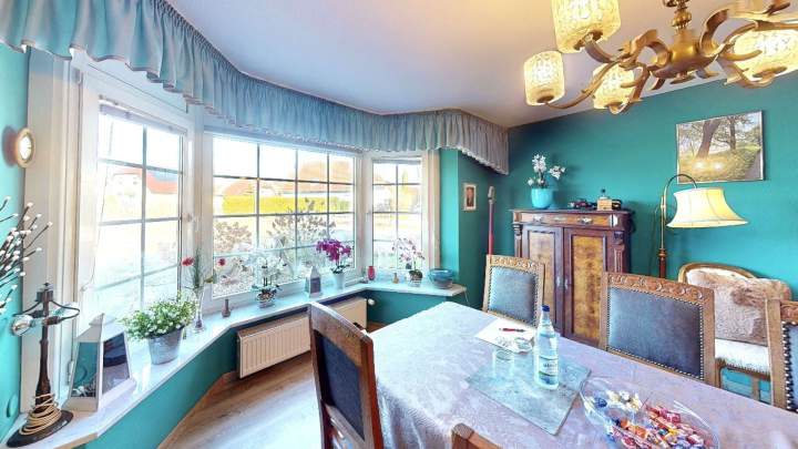 Schöner Winkelbungalow mit Wintergarten