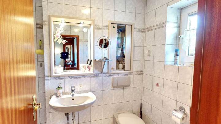 Schöner Winkelbungalow mit Wintergarten