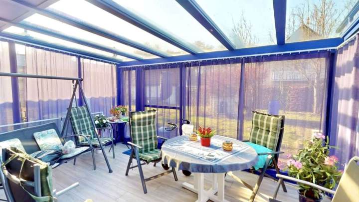 Schöner Winkelbungalow mit Wintergarten