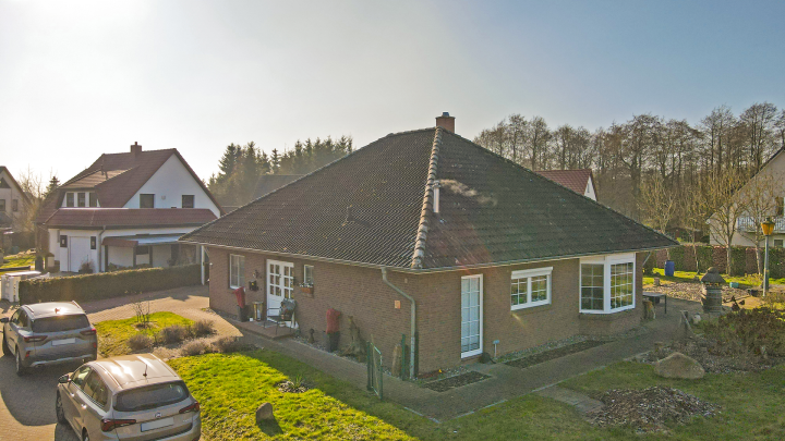Schöner Winkelbungalow mit Wintergarten