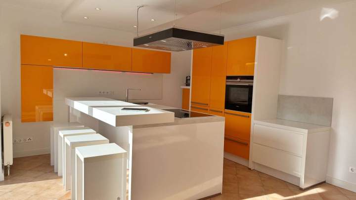 Großzügige 3-Zimmer-Wohnung mit Küchenzeile und 2 Terrassen