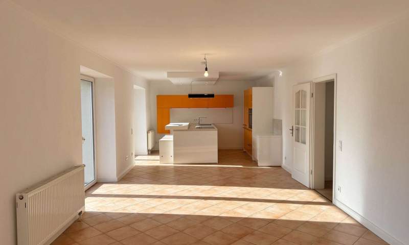 Großzügige 3-Zimmer-Wohnung mit Küchenzeile und 2 Terrassen