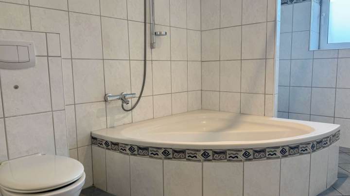 Großzügige 3-Zimmer-Wohnung mit Küchenzeile und 2 Terrassen