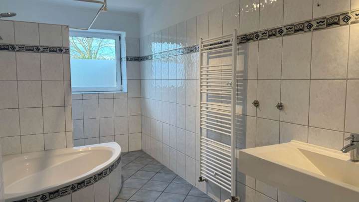 Großzügige 3-Zimmer-Wohnung mit Küchenzeile und 2 Terrassen