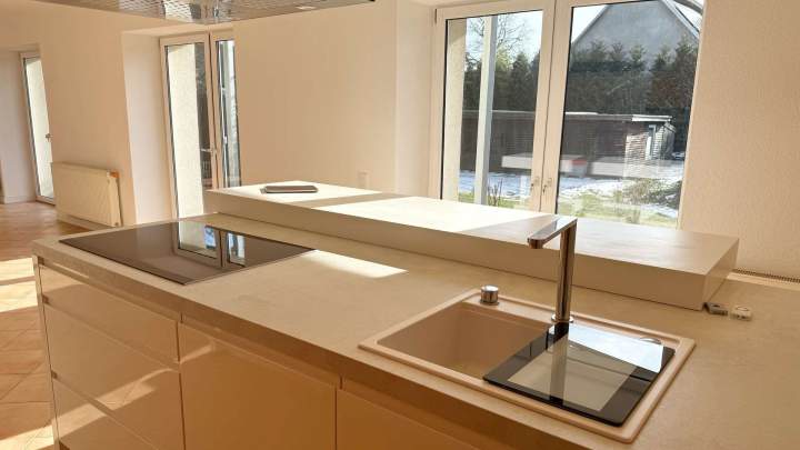 Großzügige 3-Zimmer-Wohnung mit Küchenzeile und 2 Terrassen