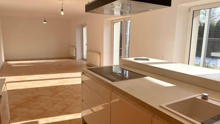 Großzügige 3-Zimmer-Wohnung mit Küchenzeile und 2 Terrassen