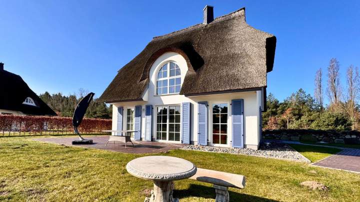 Reetgedeckter Rückzugsort – Haus am Teich in Fuhlendorf