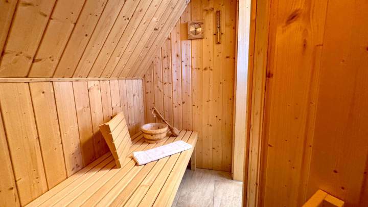 Reetgedeckter Rückzugsort – Haus am Teich in Fuhlendorf
