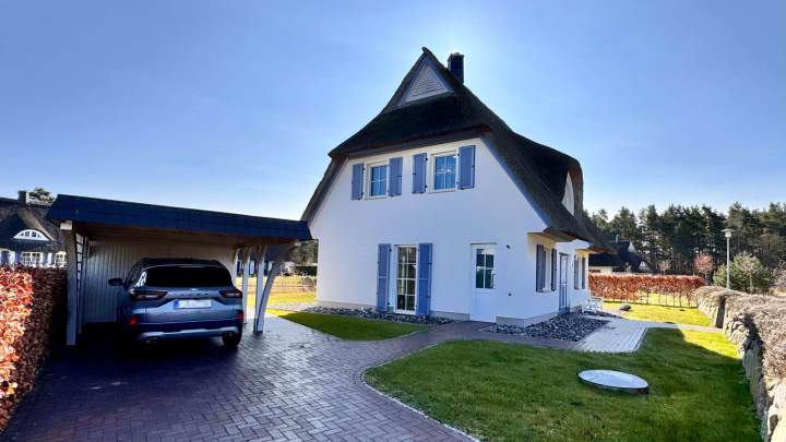 Reetgedeckter Rückzugsort – Haus am Teich in Fuhlendorf