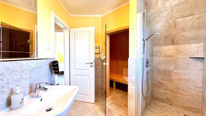 Reetgedeckter Rückzugsort – Haus am Teich in Fuhlendorf