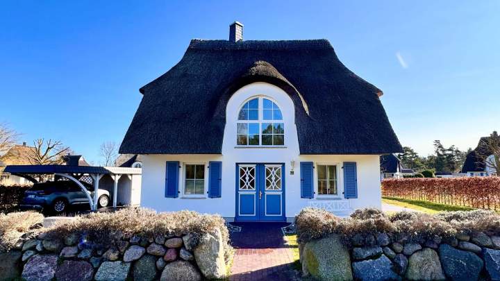 Reetgedeckter Rückzugsort – Haus am Teich in Fuhlendorf