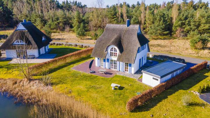 Reetgedeckter Rückzugsort – Haus am Teich in Fuhlendorf