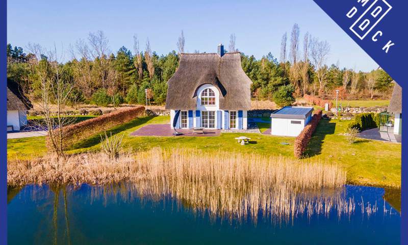 Reetgedeckter Rückzugsort – Haus am Teich in Fuhlendorf