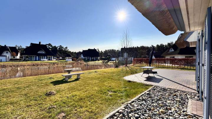 Reetgedeckter Rückzugsort – Haus am Teich in Fuhlendorf
