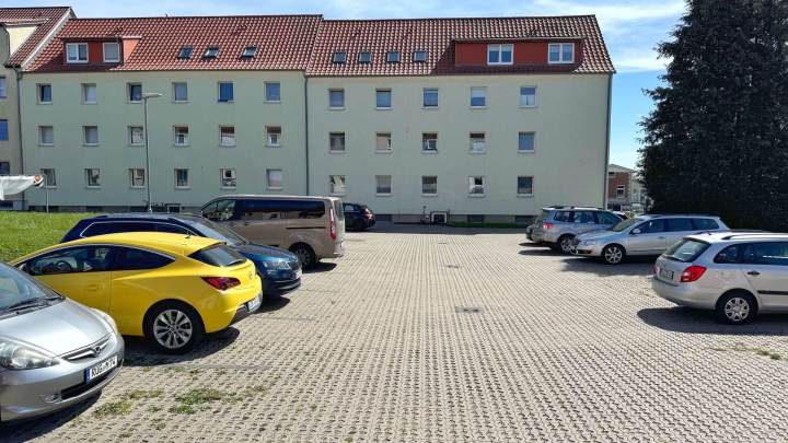 Attraktive 2,5-Zimmer-Eigentumswohnung mit Balkon und zwei Parkplätzen