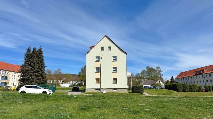 Attraktive 2,5-Zimmer-Eigentumswohnung mit Balkon und zwei Parkplätzen