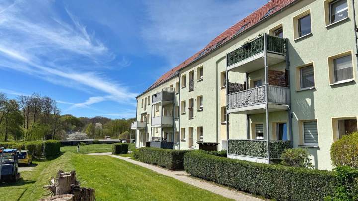 Attraktive 2,5-Zimmer-Eigentumswohnung mit Balkon und zwei Parkplätzen