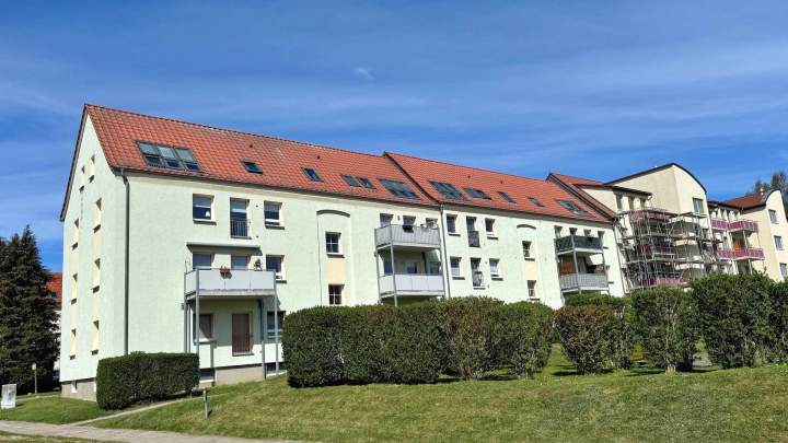 Attraktive 2,5-Zimmer-Eigentumswohnung mit Balkon und zwei Parkplätzen