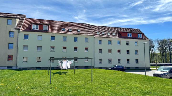Attraktive 2,5-Zimmer-Eigentumswohnung mit Balkon und zwei Parkplätzen