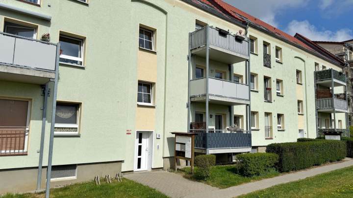 Attraktive 2,5-Zimmer-Eigentumswohnung mit Balkon und zwei Parkplätzen