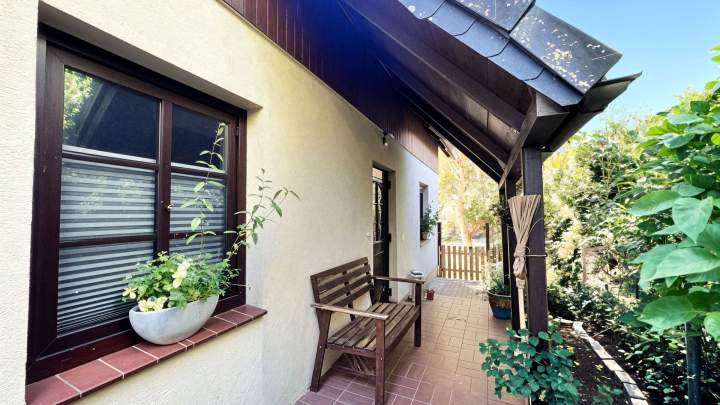 Zwei-Familien-Haus am Wasser – Wohnen, wo andere Urlaub machen